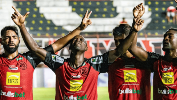 Jogadores do Pouso Alegre comemorando gol (foto: Chiarini Junior)