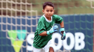 Luquinhas, goleiro de seis anos, recebeu apoio de jogadores após ser vaiado - Crédito: 