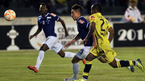 Lance do jogo entre Universitario Sucre x Cruzeiro, em 2015 (foto: AIZAR RALDES/AFP)