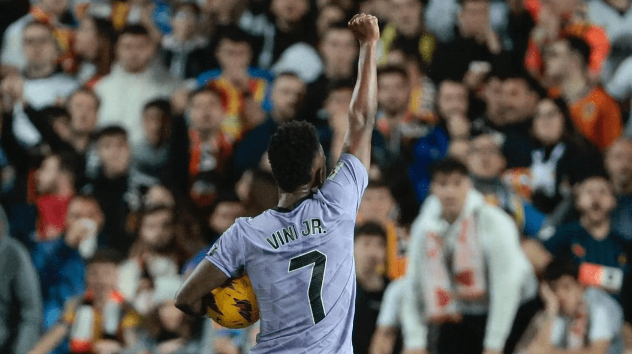 Vinícius Júnior protestando contra o racismo (foto: Reprodução/Instagram)