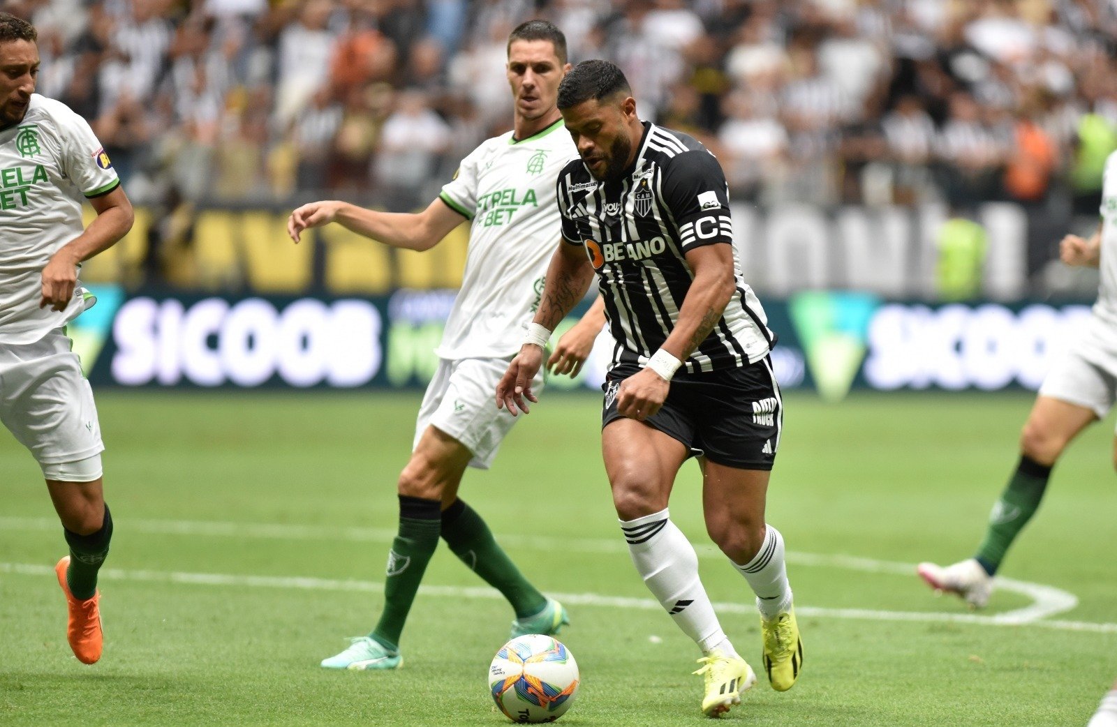 Hulk marcou o segundo gol do Atlético diante do América (foto: Ramon Lisboa/EM D.A Press)