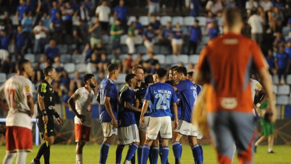 Jogadores do Cruzeiro contestaram decisões da arbitragem (foto: Alexandre Guzanshe/EM D.A Press)