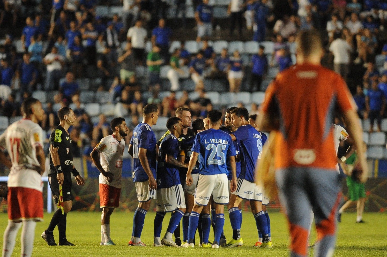 Jogadores do Cruzeiro contestaram decisões da arbitragem (foto: Alexandre Guzanshe/EM D.A Press)