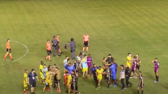 Jogo entre Votuporanguense e Catanduva terminou em confusão (foto: Futebol Paulista/YouTube/Reprodução)