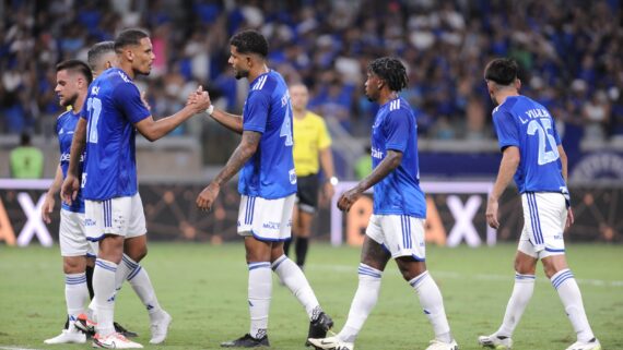 Cruzeiro comemora vitória sobre o Tombense na semifinal do Campeonato Mineiro (foto: Alexandre Guzanshe/EM/D.A Press)