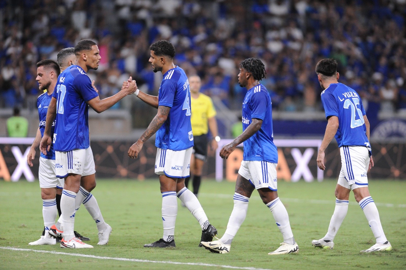 Cruzeiro comemora vitória sobre o Tombense na semifinal do Campeonato Mineiro (foto: Alexandre Guzanshe/EM/D.A Press)
