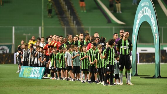 Jogadores do América antes de clássico contra Atlético (foto: Alexandre Guzanshe/EM D.A Press)