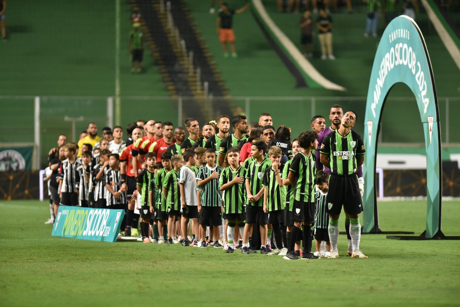 Jogadores do América antes de clássico contra Atlético (foto: Alexandre Guzanshe/EM D.A Press)
