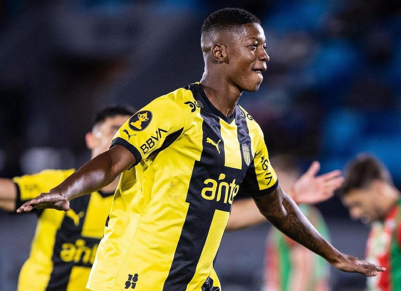 Matheus Babi comemora gol pelo Peñarol (foto: Divulgação/Peñarol)