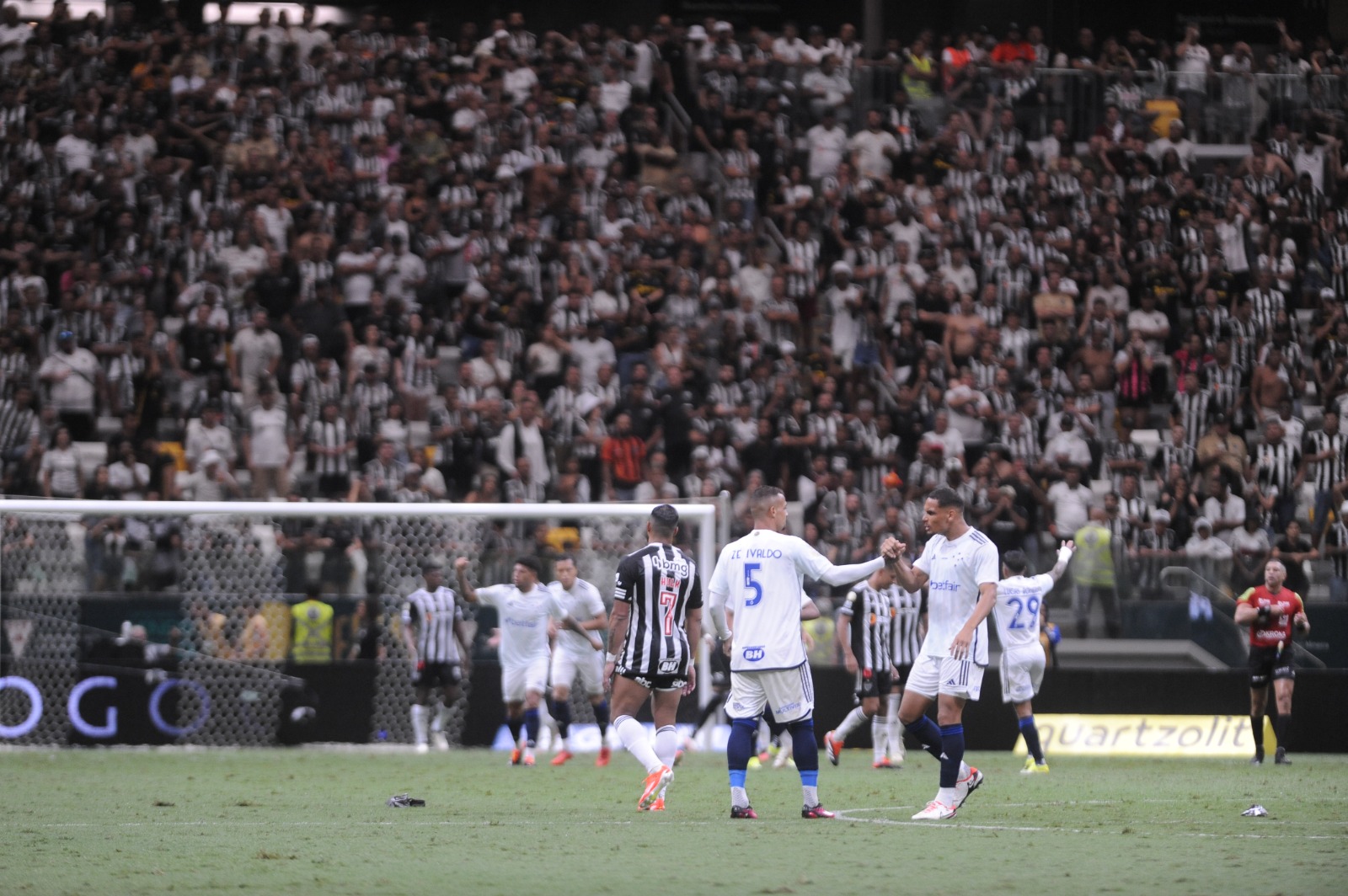 Cruzeiro contou com gol contra de Jemerson para balançar a rede do Atlético - (foto: Leandro Couri/EM/D.A Press)