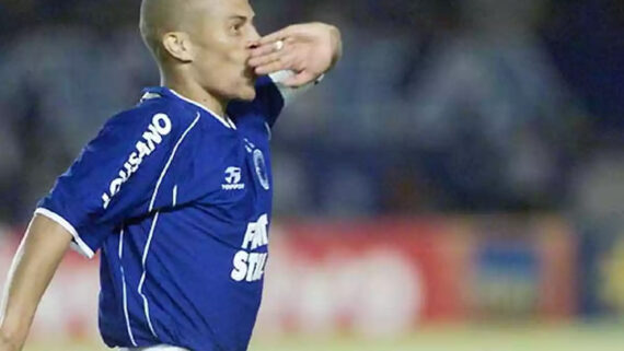 Alex marcou 39 gols pelo Cruzeiro em 2003 (foto: Jorge Gontijo/EM D.A Press)