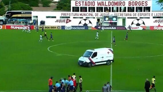 Ambulância durante jogo (foto: Reprodução )