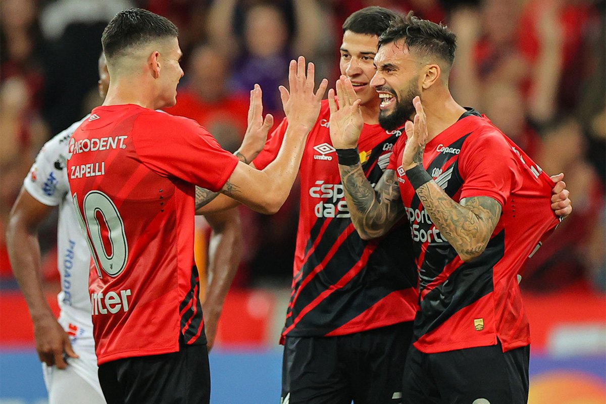 Jogadores do Athletico-PR comemoram gol (foto: José Tramontin/athletico.com.br)