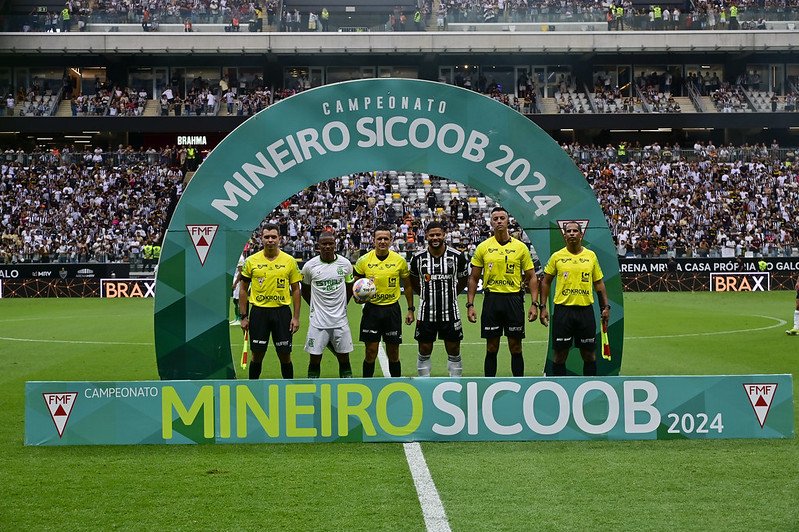 Jogadores de Atlético e América ao lado da arbitragem (foto: Mourão Panda/América)