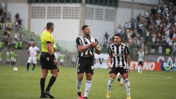 Hulk e Paulinho em comemoração de gol do Atlético sobre o Athletic, no Independência, em 2023 (foto: Edésio Ferreira/EM/D.A Press)