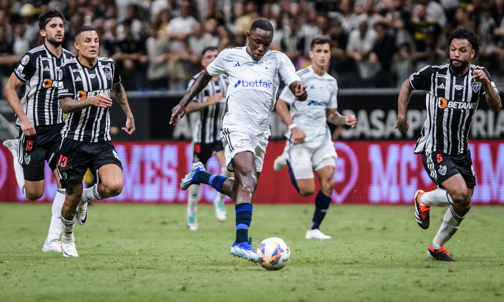 Jogadores de Cruzeiro e Atlético em clássico na Arena MRV (foto: Gustavo Aleixo/Cruzeiro)