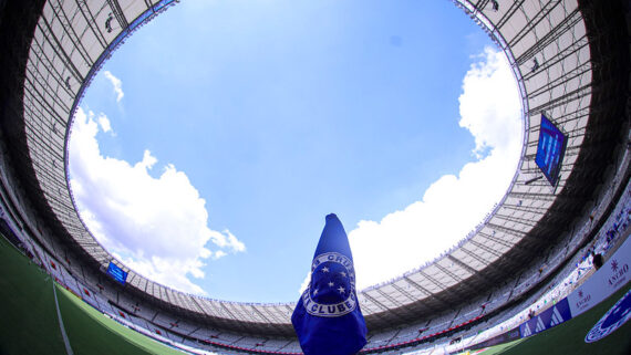 Bandeirinha do Cruzeiro no Mineirão (foto: Staff Images/Cruzeiro)