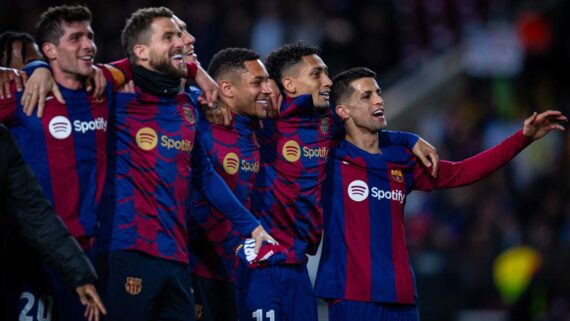 Jogadores do Barcelona celebram classificação sobre o Napoli (foto: Divulgação/Barcelona)