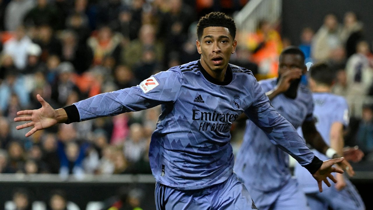 Jude Bellingham, meio-campista do Real Madrid (foto: JOSE JORDAN / AFP)