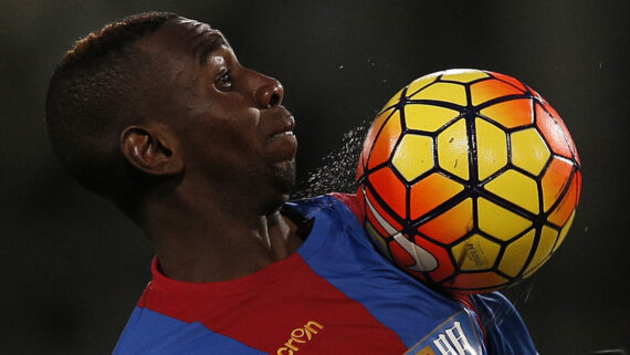 Yannyck Bolasie, atacante contratado pelo Criciúma, em ação pelo Crystal Palace, time da Premier League em que o congolês se destacou (foto: ADRIAN DENNIS/AFP)