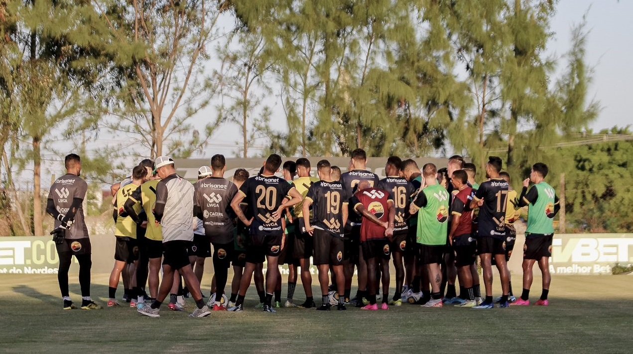 Jogadores do Botafogo-PB reunidos no gramado (foto: Cristiano Santos/Botafogo-PB)