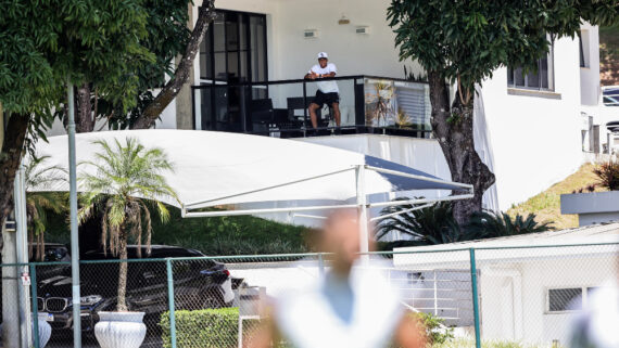 Brahian Palacios assiste a treino do Atlético na Cidade do Galo (6/3) (foto: Pedro Souza/Atlético)