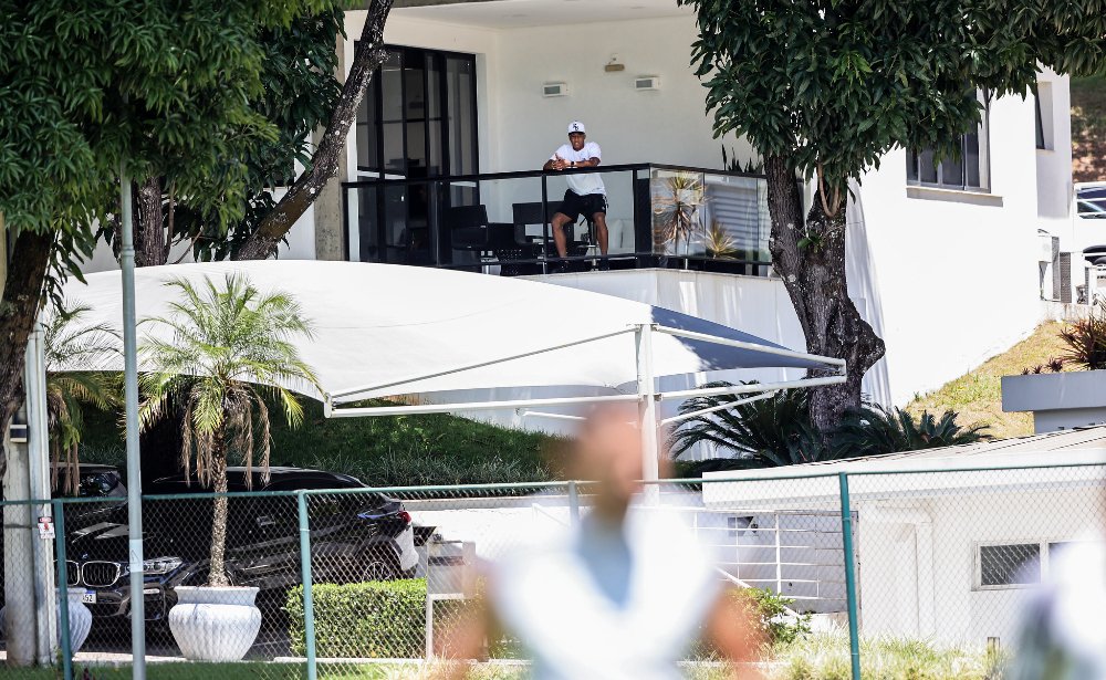 Brahian Palacios assiste a treino do Atlético na Cidade do Galo (6/3) (foto: Pedro Souza/Atlético)