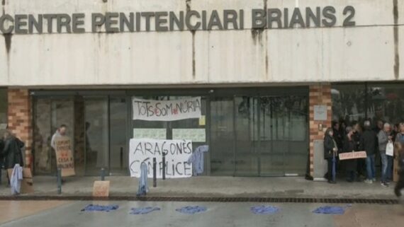 Manifestantes na porta do presídio Brains 2, em Barcelona (foto: Reprodução)