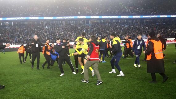 Jogadores do Fenerbahçe são atacados por torcedores do Trabzonspor (foto: Handout / DHA (Demiroren News Agency) / AFP)