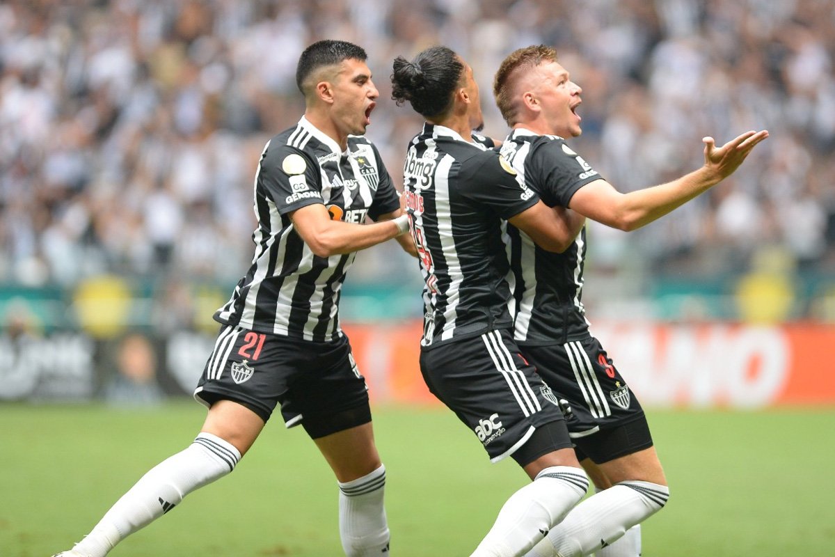 Bruno Fuchs (D) celebra golaço contra o Cruzeiro com Mauricio Lemos e Battaglia (foto: Leandro Couri/EM D.A Press)
