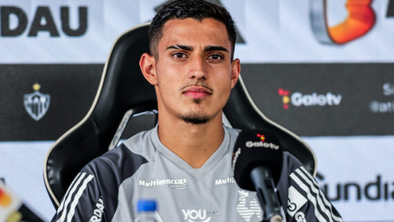 Cadu, jovem atacante do Atlético, durante entrevista coletiva (6/3) (foto: Pedro Souza/Atlético)