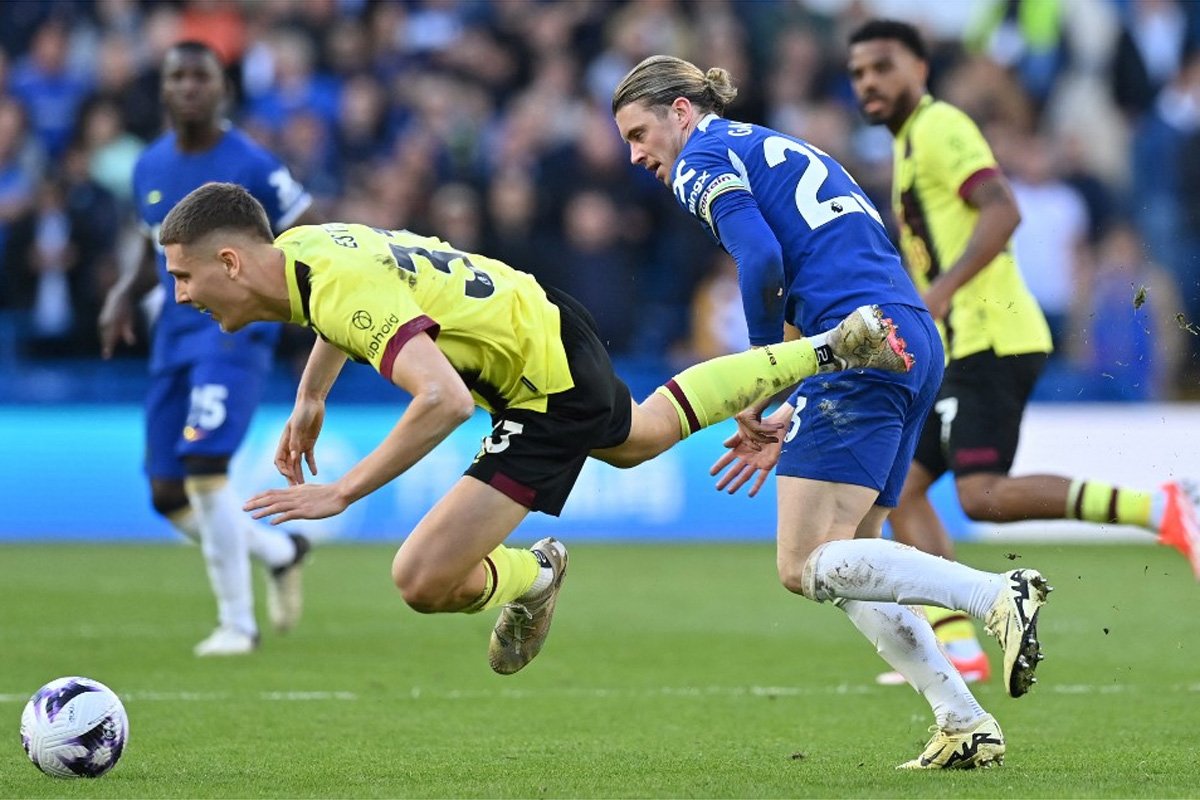 Chelsea e Burnley empataram por 2 a 2 (foto: Glyn Kirk/AFP)