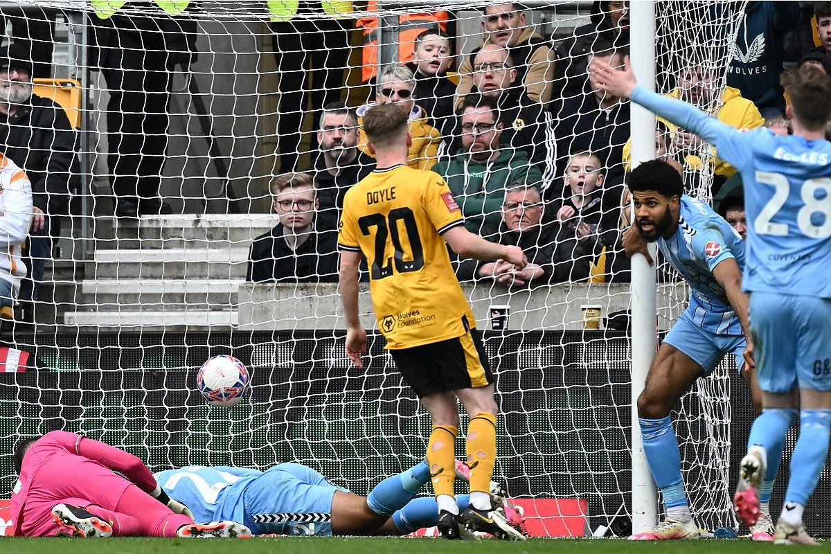 Ellis Simms fez dois gols para o Coventry sobre o Wolverhampton (foto: Paul ELLIS / AFP)