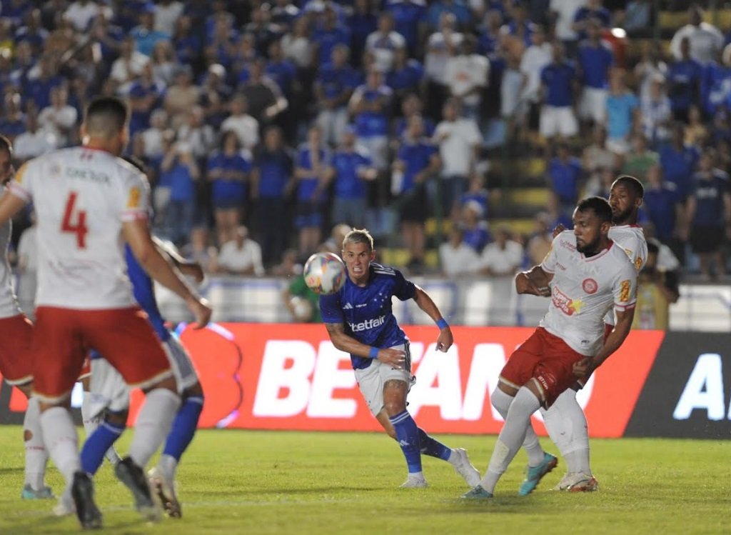 Jogo no Ipatingão (foto: Alexandre Guzanshe / EM DA PRESS)