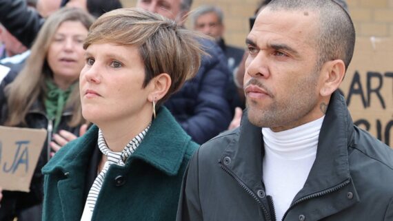 Daniel Alves acompanhado da advogada Inés Guardiola (foto: Lluis Gene/AFP)