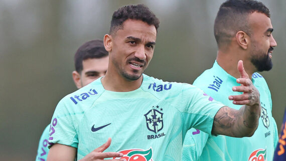 Danilo, lateral-direito/zagueiro da Seleção Brasileira, se manifestou sobre casos Daniel Alves e Robinho (foto: Rafael Ribeiro / CBF)