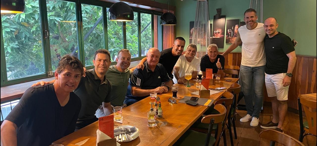 Foto da confraternização de despedida do técnico Felipão do Atlético (foto: Reprodução)