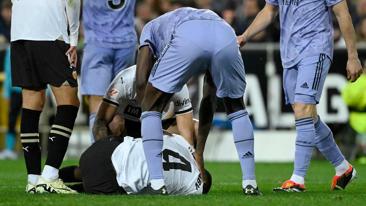 Diakhaby, zagueiro francês do Valencia, sofreu grave lesão contra o Real Madrid (foto: JOSE JORDAN/AFP)
