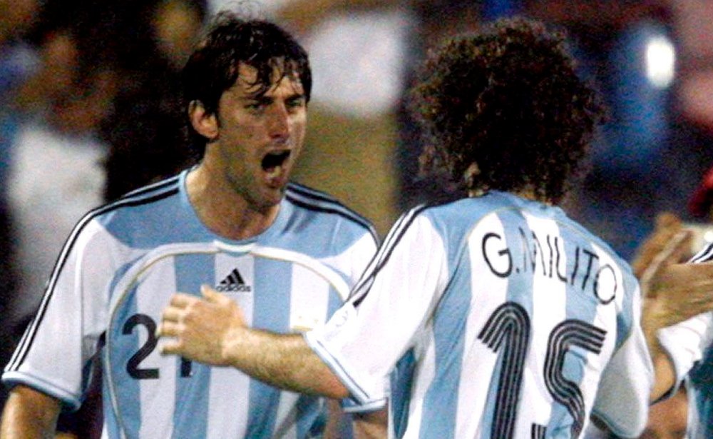 Irmãos Milito comemoram gol da Seleção Argentina - (foto: Jorge Adorno/AFP)