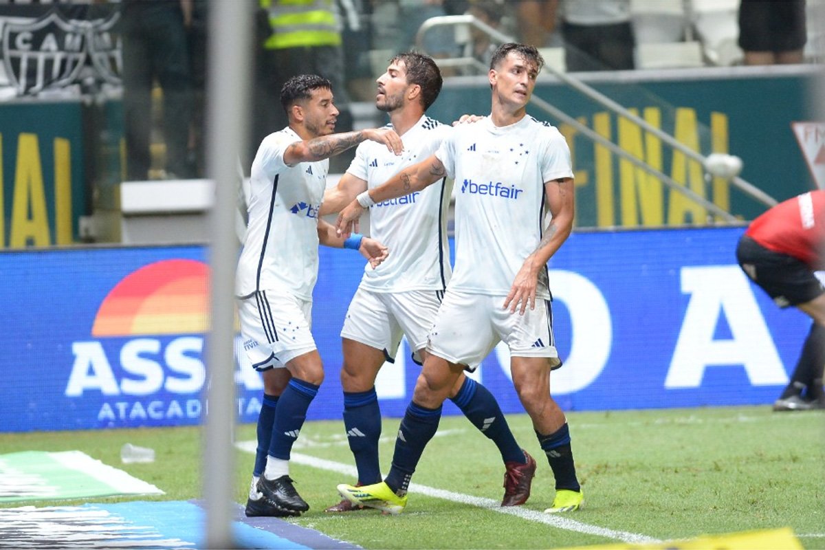 Dinenno celebra gol pelo Cruzeiro ao lado de Lucas Silva e William (foto: Alexandre Guzanshe/EM D.A Press)
