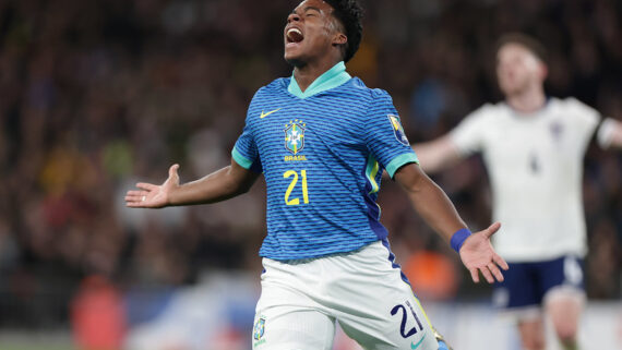 Endrick comemora gol do Brasil contra a Inglaterra (foto: Divulgação/CBF)