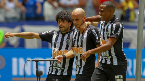Novo comentarista da ESPN, Fábio Santos comemora gol pelo Atlético ao lado de Luan (E) e Elias (D) (foto: Fernando Michel/Divulgacao)
