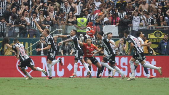 Bruno Fuchs comemora gol do Atlético sobre o Cruzeiro (foto: Alexandre Guzanshe/EM/D.A. Press)