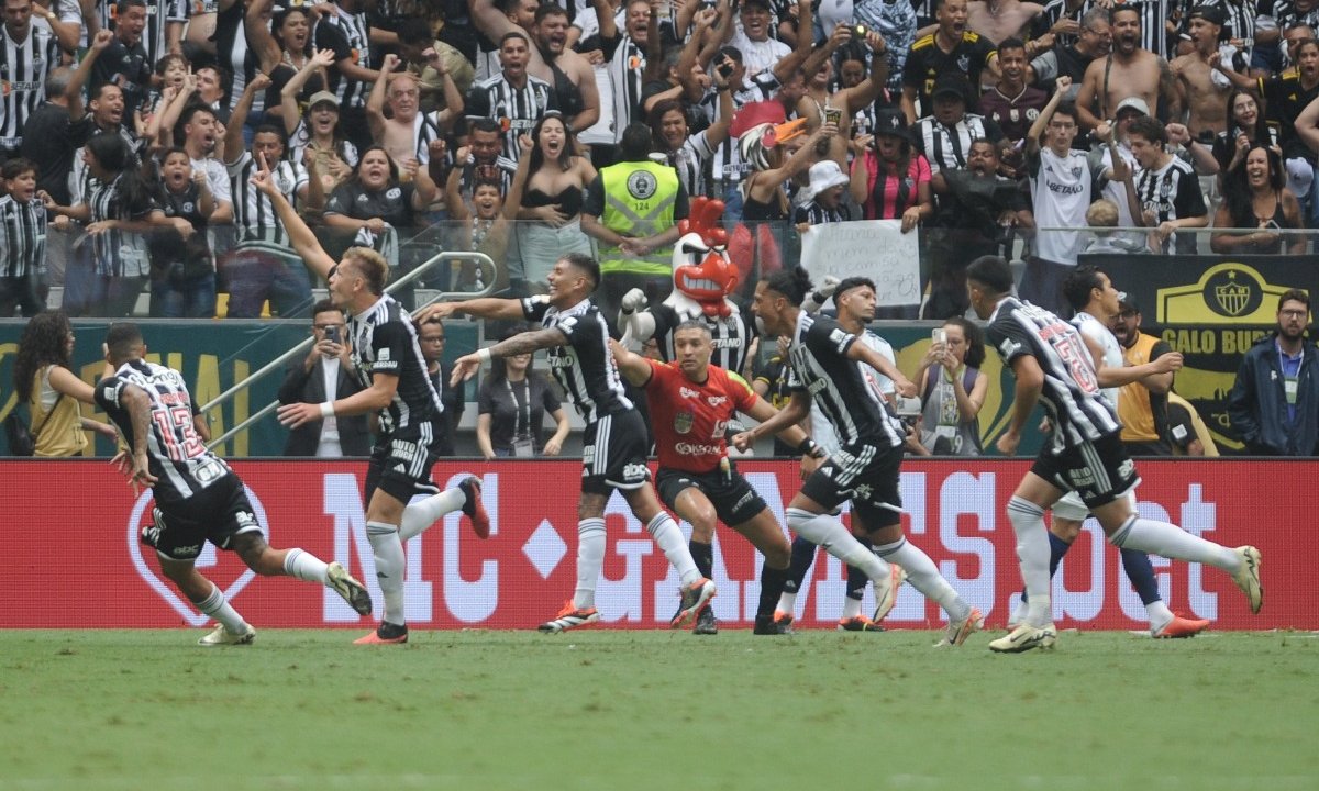 Bruno Fuchs comemora gol do Atlético sobre o Cruzeiro (foto: Alexandre Guzanshe/EM/D.A. Press)