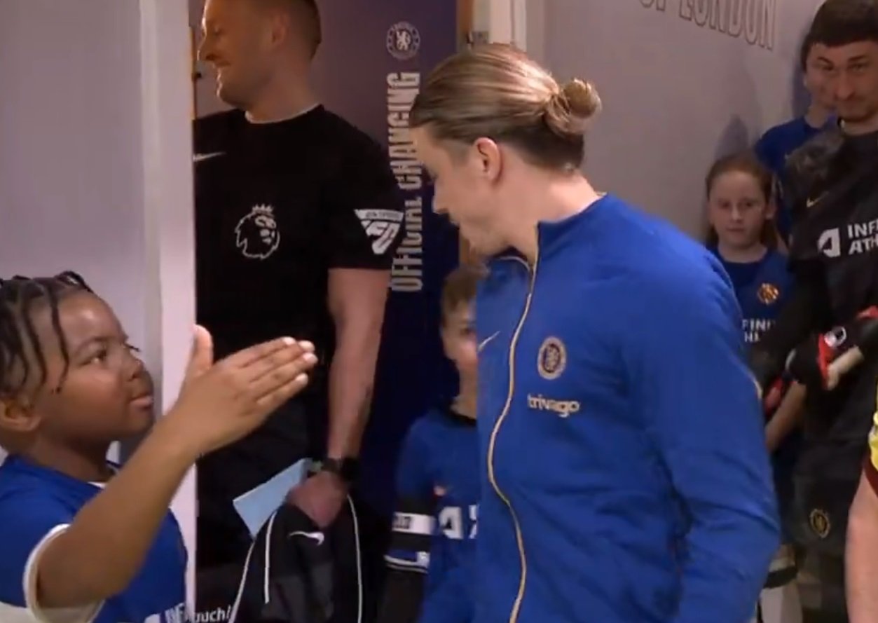 Gallagher ignora torcedor mirim do Chelsea (foto: Reprodução)