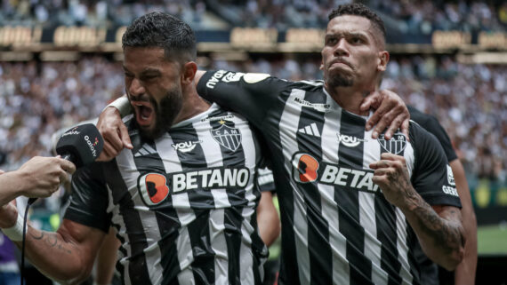 Hulk e Paulinho comemoram gol pelo Atlético na Arena MRV (foto: Pedro Souza/Atlético)