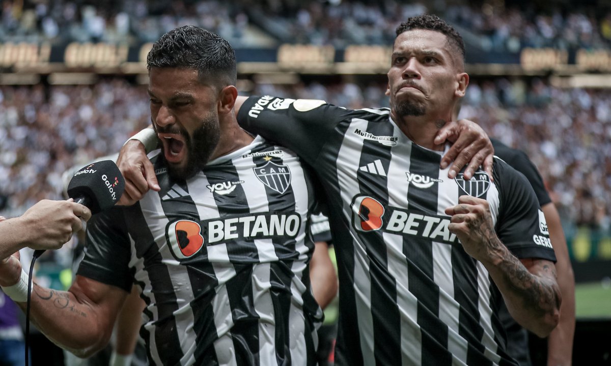 Hulk e Paulinho comemoram gol pelo Atlético na Arena MRV (foto: Pedro Souza/Atlético)