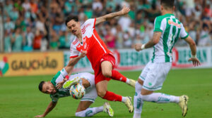 Disputa de bola durante o jogo entre Internacional e Juventude pelo Gaúcho - Crédito: 