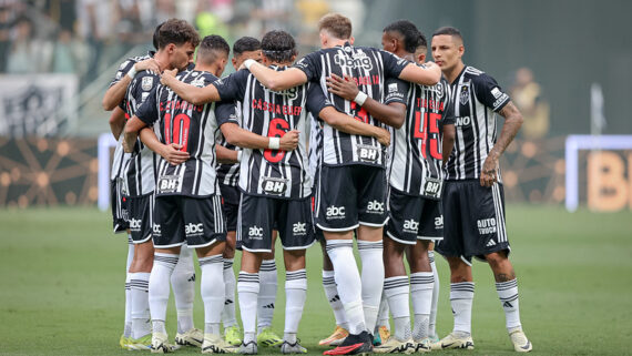 Jogadores do Atlético reunidos no centro do campo (foto: Pedro Souza/Atlético)