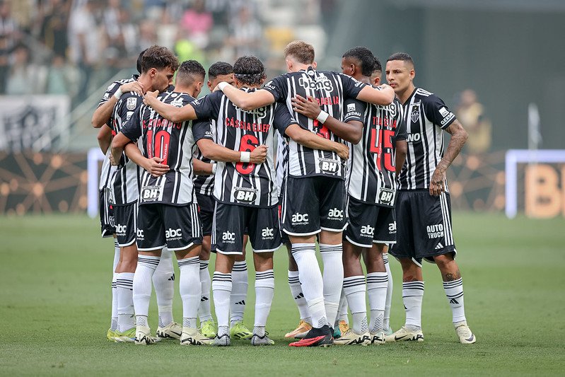 Jogadores do Atlético reunidos no centro do campo (foto: Pedro Souza/Atlético)